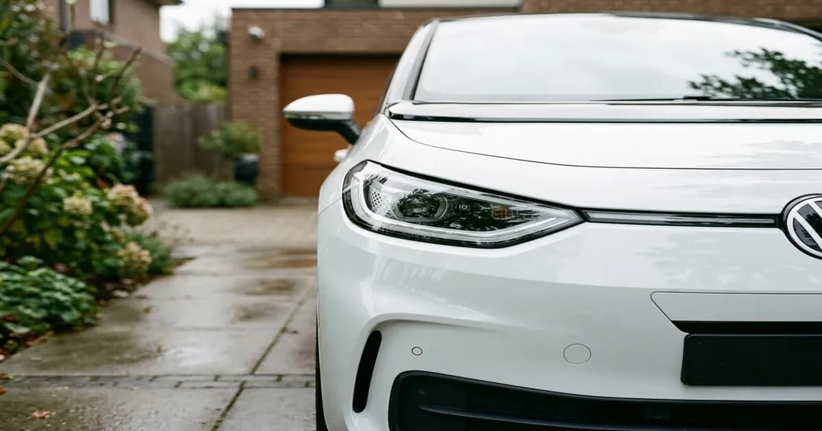Honri-VE compact electric city car parked in a driveway in Pakistan — SolarNevs spec card