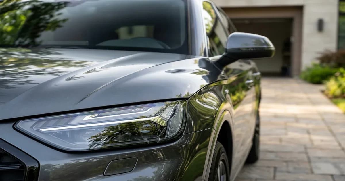BYD Sealion 6 premium hybrid SUV parked in a driveway in Pakistan — SolarNevs spec card