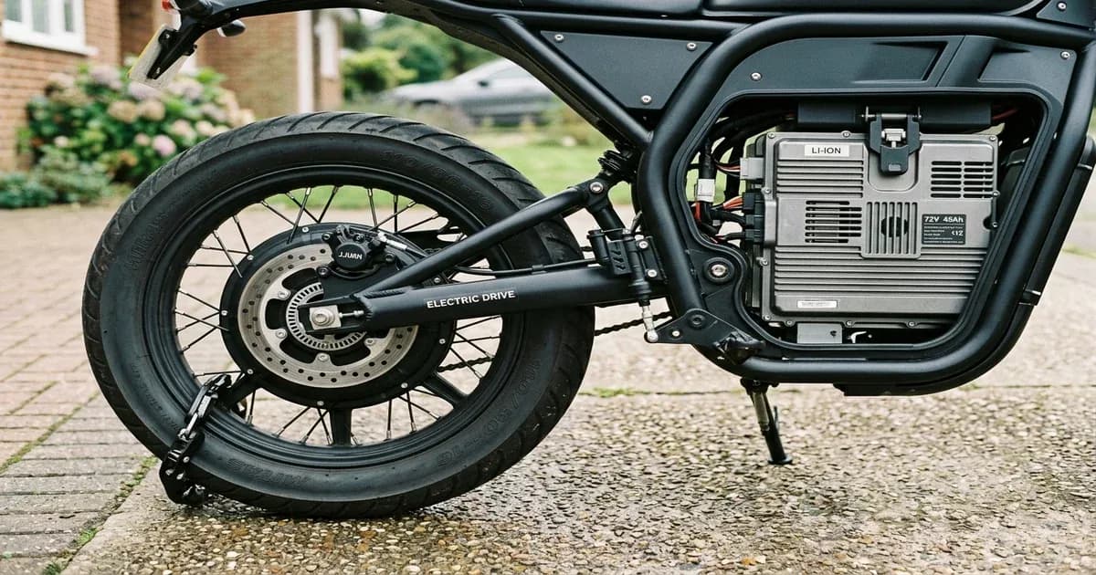 Jolta electric commuter motorcycle parked in a driveway in Pakistan — SolarNevs spec card